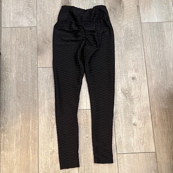 Black Textured High-Waisted Leggings - Picture 4 of 5